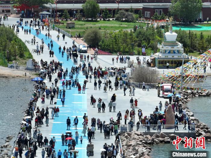 圖為航拍青海湖二郎劍景區(qū)游客眾多?！∑钤鲚?攝