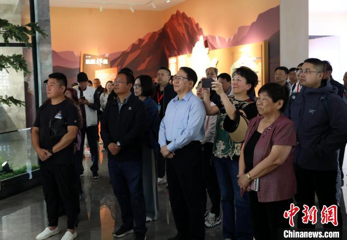 圖為臺(tái)商參訪祁連山國家公園生態(tài)科普館?！⊙Φ?攝