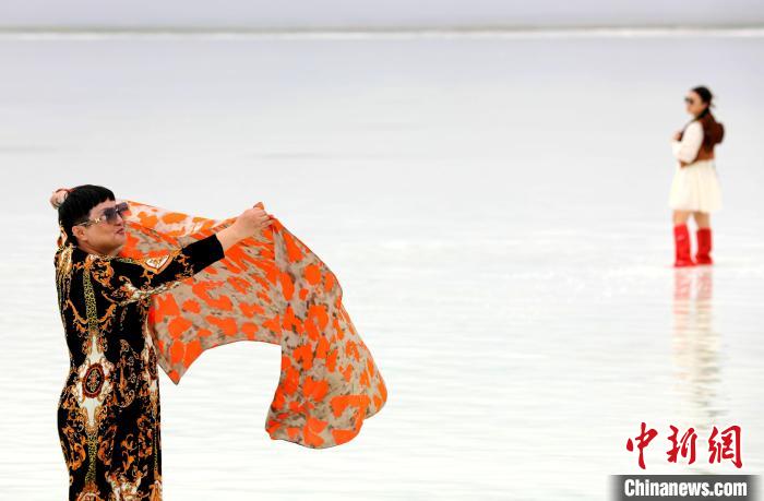 圖為游客在茶卡鹽湖拍照。　薛蒂 攝