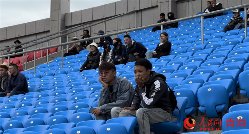 現(xiàn)場觀看“州超”的觀眾。人民網(wǎng) 劉沛然攝