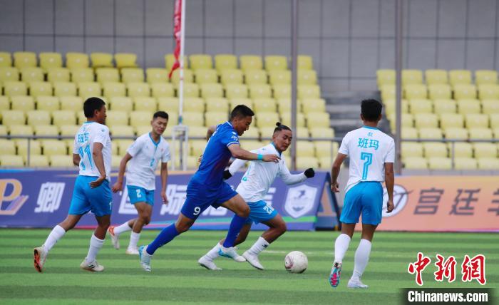 圖為班瑪隊(白)與達日隊在球場進行比拼?！●R銘言 攝