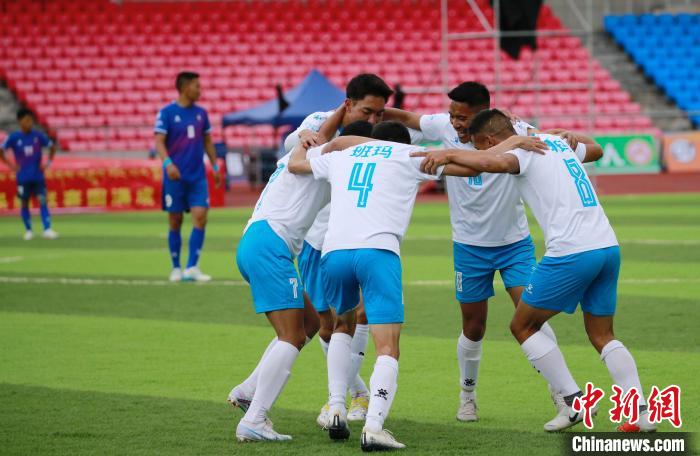 圖為班瑪隊隊員慶祝進球?！●R銘言 攝