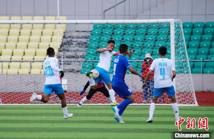 圖為班瑪隊(白)與達日隊在球場進行比拼?！●R銘言 攝