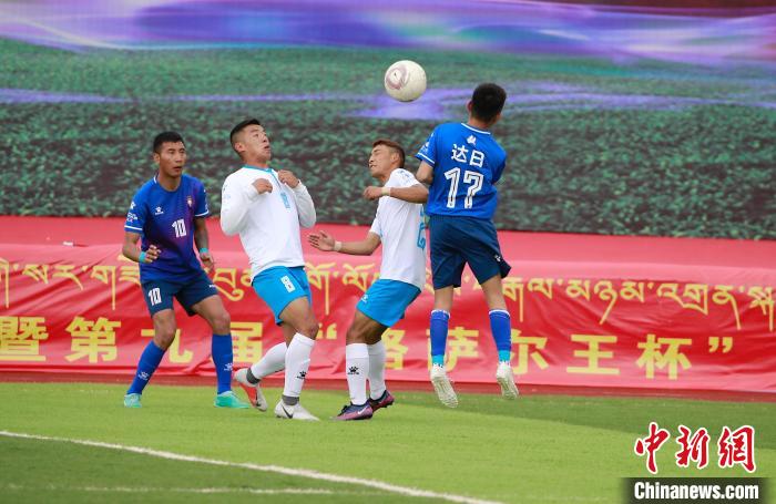 圖為班瑪隊(白)與達日隊在球場進行比拼?！●R銘言 攝