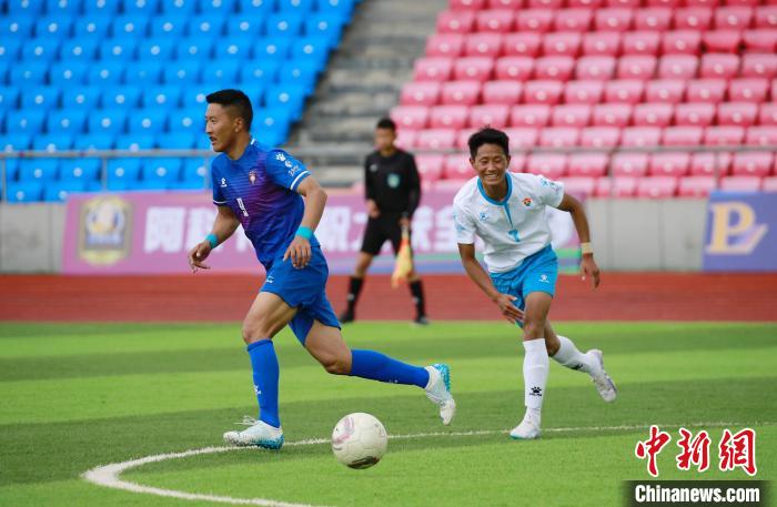 圖為班瑪隊(白)與達日隊隊員在球場感受快樂足球?！●R銘言 攝