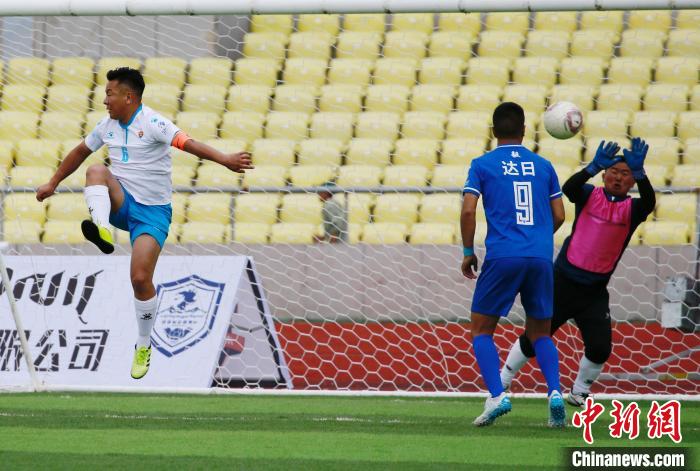 圖為班瑪隊(白)與達日隊在球場進行比拼?！●R銘言 攝