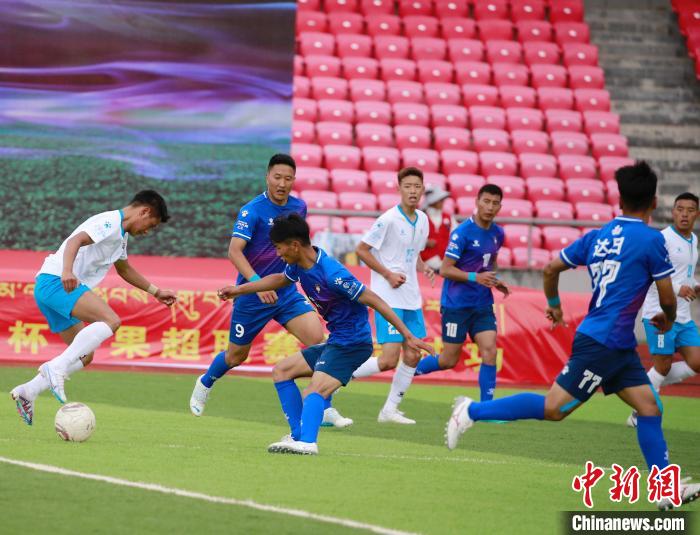 圖為班瑪隊(白)與達日隊在球場進行比拼。　馬銘言 攝