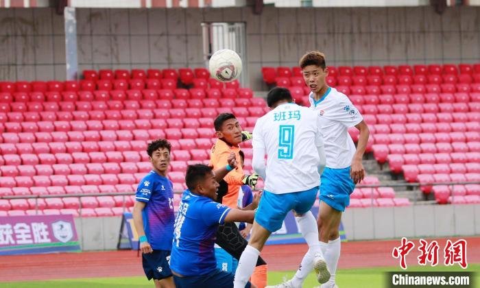 圖為班瑪隊(白)與達日隊在球場進行比拼?！●R銘言 攝