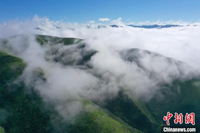 航拍賽來(lái)塘鎮(zhèn)山間云霧繚繞?！●R銘言 攝