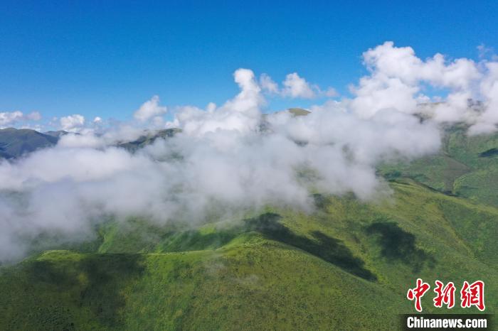 航拍賽來(lái)塘鎮(zhèn)山間云霧繚繞。　馬銘言 攝