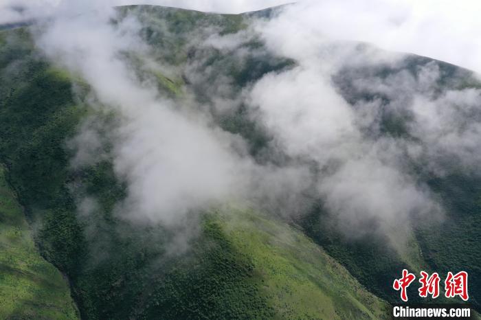 航拍賽來(lái)塘鎮(zhèn)山間云霧繚繞。　馬銘言 攝