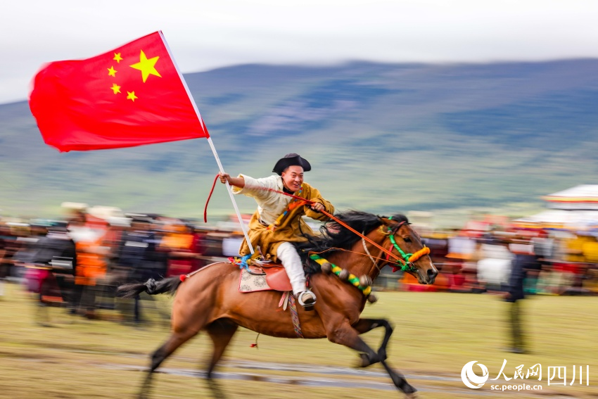 馬術(shù)表演現(xiàn)場(chǎng)。洛絨尼瑪攝