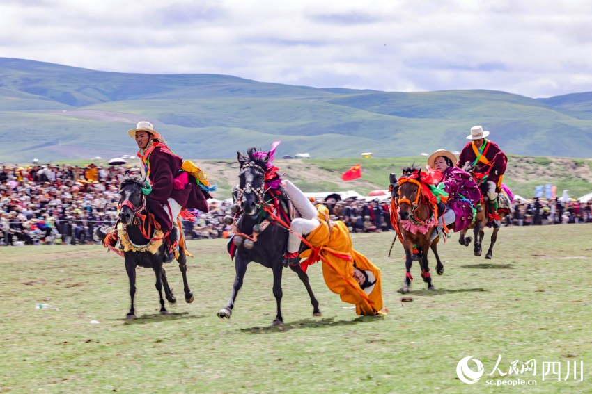 馬術(shù)表演現(xiàn)場(chǎng)。洛絨尼瑪攝