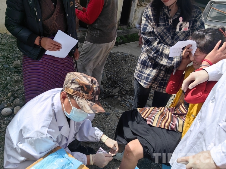 圖為醫(yī)生正在治療2.jpg 圖為醫(yī)生正在治療2.jpg