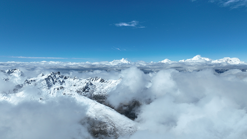 在白馬雪山遙望梅里雪山。德欽縣融媒體中心供圖