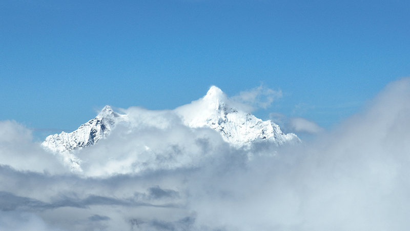 在白馬雪山遙望梅里雪山。德欽縣融媒體中心供圖