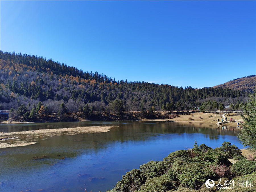 香格里拉國家公園景區(qū)內(nèi)，被譽為“高原仙子”的屬都湖吸引了眾多游客。人民網(wǎng)記者 杜明明攝