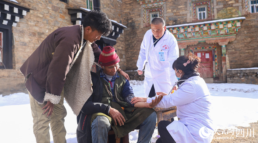 幫扶醫(yī)療小分隊成員為村民義診。劉學(xué)懿攝