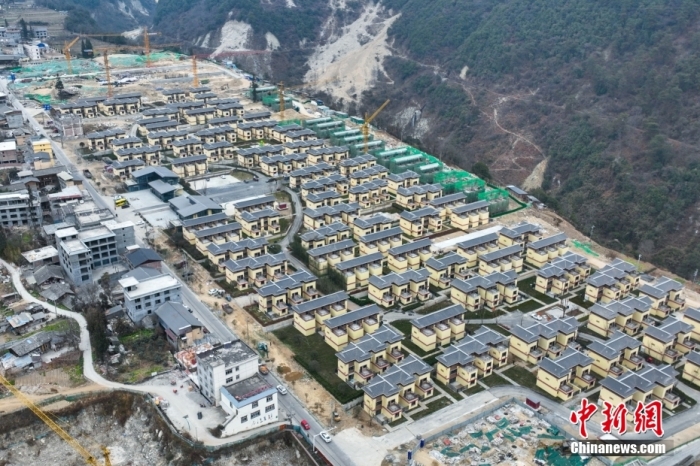 圖為2月1日，瀘定磨西鎮(zhèn)震后重建的安置小區(qū)。(無人機照片)<a target='_blank' href='/'><p  align=