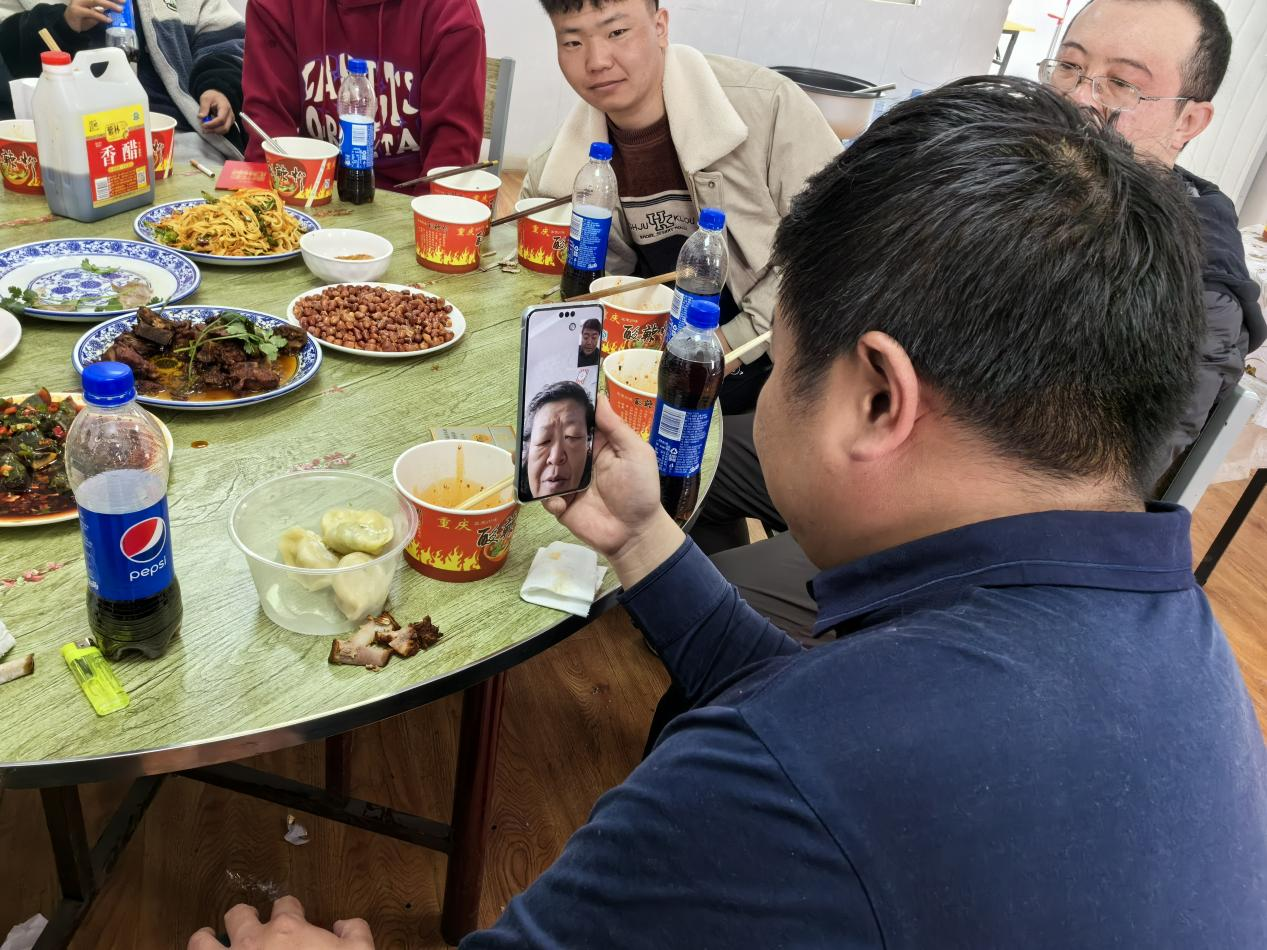 王玉琦與家人視頻。王元明攝