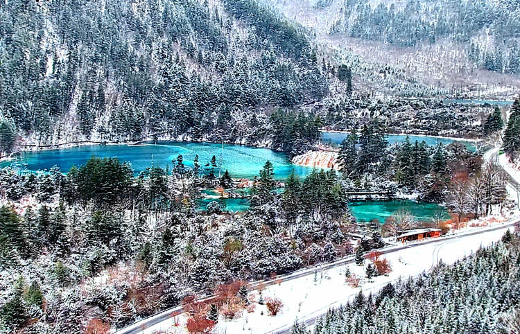 雪景中的海子。九管局供圖
