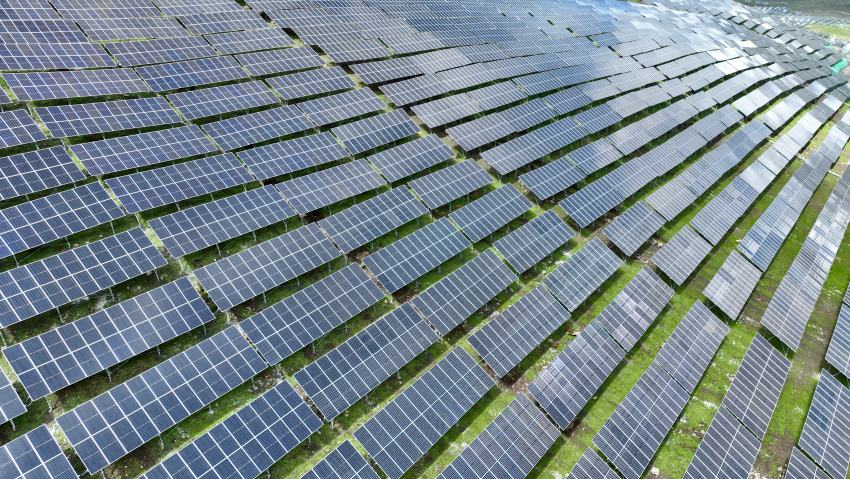 華電金川新能嘎斯都一期20萬千瓦光伏項(xiàng)目。金川縣融媒體中心供圖