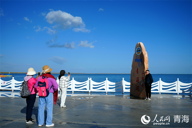 游客在青海湖二郎劍景區(qū)游玩。人民網(wǎng) 況玉攝