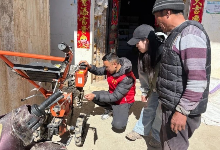澤郎幫助村民檢查機械農(nóng)具。黑水縣融媒體中心供圖