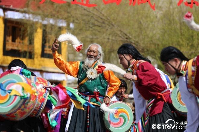 這里的人們，跳著從高原上長(zhǎng)出來的久河卓舞，舞動(dòng)人生，一代又一代。