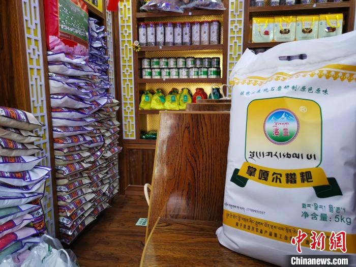 圖為洛桑旦增為自家青稞產品設計的商標與特色包裝?！垈?攝