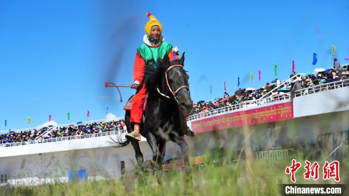 圖為少年騎手在比賽中。　張偉 攝