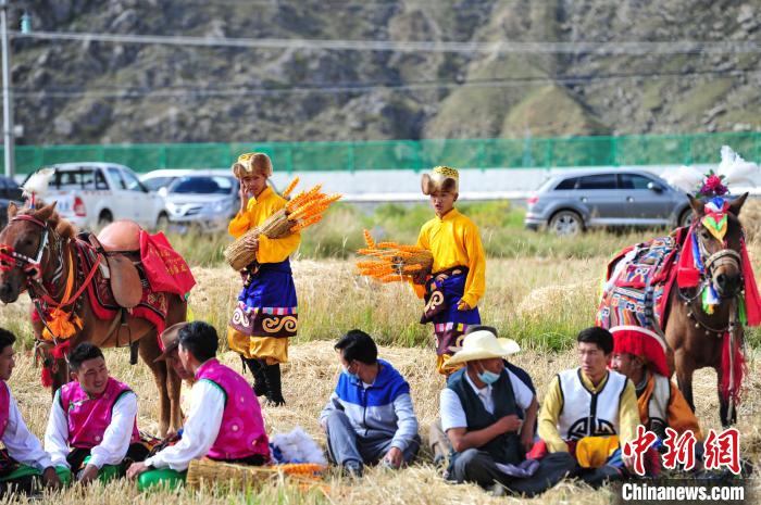 圖為等待登場的農(nóng)牧民演員?！垈?攝