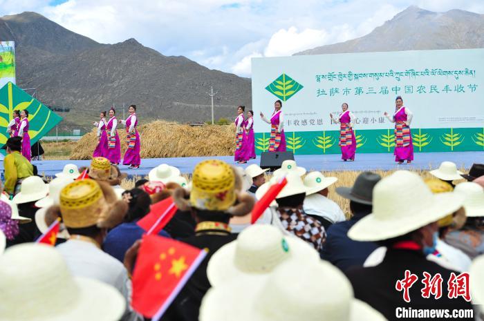 圖為農(nóng)牧民在欣賞文藝表演。　張偉 攝