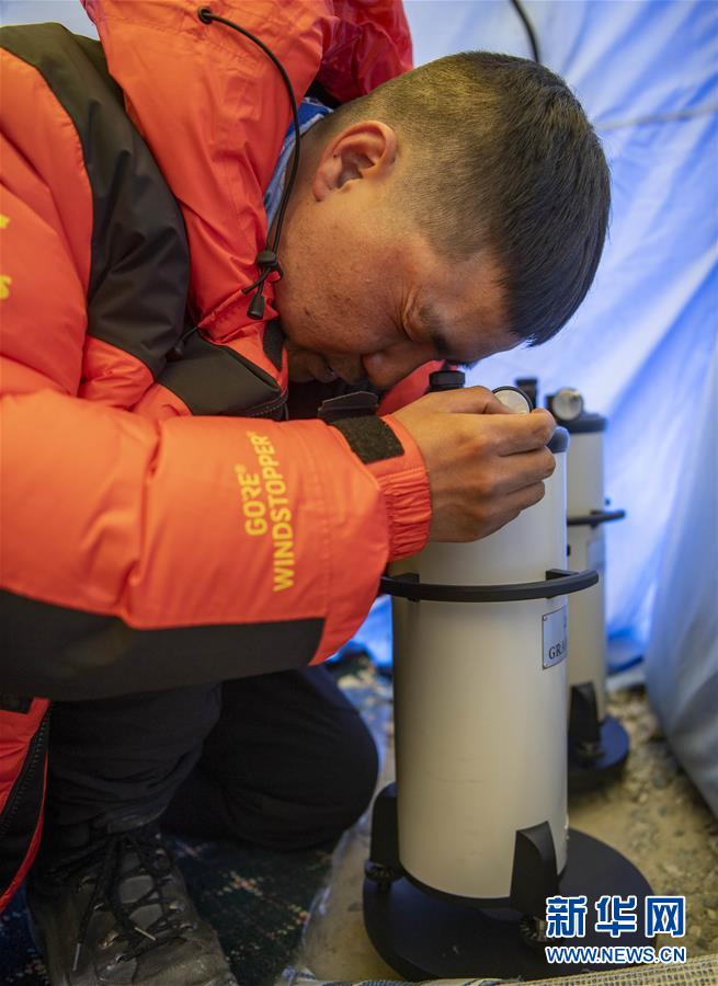 （新華全媒頭條·圖文互動）（9）往更高處長、往長春北京方向移動——來自海拔8848.86米的報告