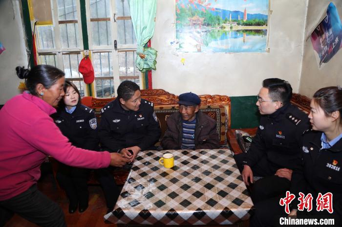 亞東出入境邊防檢查站民警走訪慰問轄區(qū)困難群眾?！堄陱?qiáng) 攝