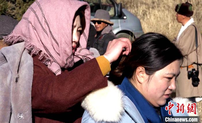 圖為1月13日，電影《雪域青春》群眾演員做拍攝準(zhǔn)備?！∝暽＠?攝