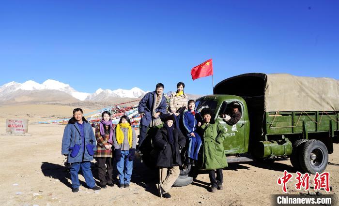 圖為電影《雪域青春》主創(chuàng)團(tuán)隊(duì)在西藏唐古拉山拍攝點(diǎn)?！z制組供圖 攝