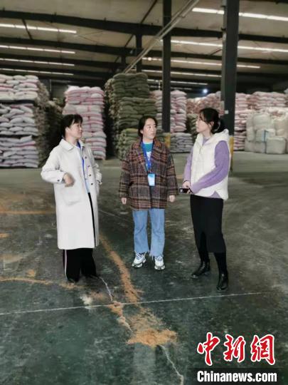 圖為次仁措姆(中)正在開(kāi)展街道工作。<a target='_blank' ><p  align=