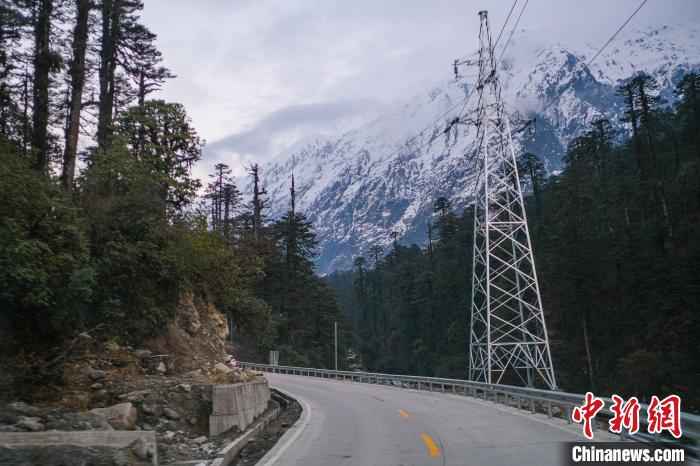 目前唯一進(jìn)出墨脫的公路波墨公路?！『闻罾?攝