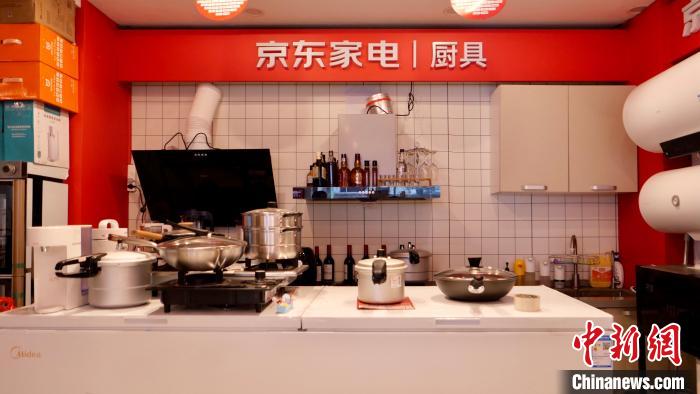 圖為店內(nèi)部分商品展示?！≈x牧 攝