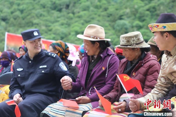 圖為李陽(yáng)副所長(zhǎng)(前排左一)與卓嘎、央宗姐妹共同參加愛(ài)國(guó)主義教育活動(dòng)?！〉录?攝