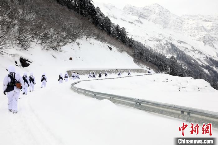 圖為徒步前進?！铎o 攝