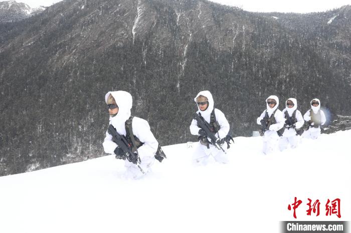 圖為徒步前進?！〗有?攝