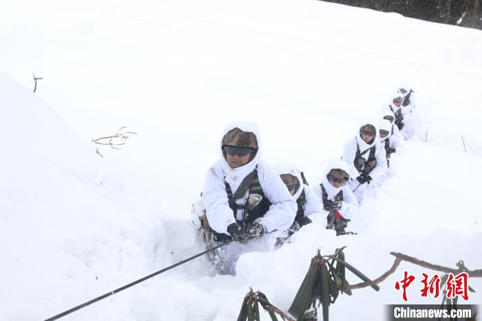 圖為依靠纜繩攀爬?！铎o 攝
