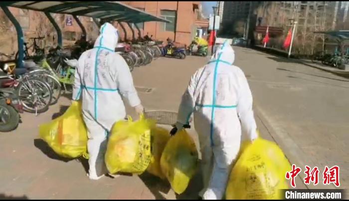 收集垃圾?！¤F西區(qū)委宣傳部 攝