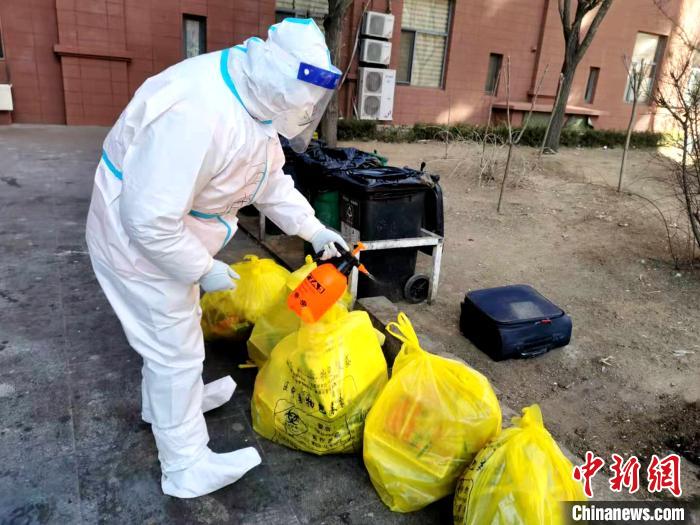 給垃圾做消殺。　鐵西區(qū)委宣傳部 攝