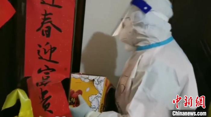 為封閉在家居民送快遞?！¤F西區(qū)委宣傳部 攝