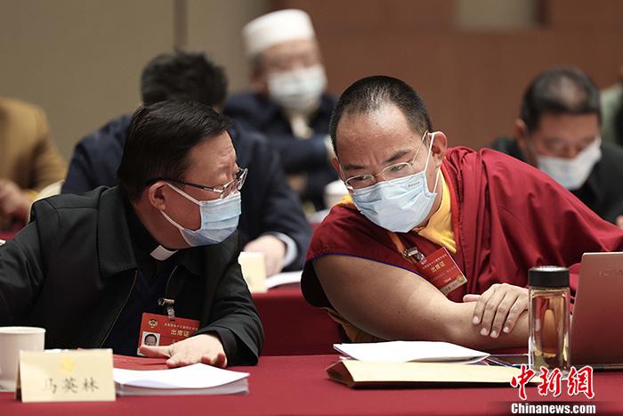 3月9日上午，全國(guó)政協(xié)十三屆四次會(huì)議舉行小組會(huì)議，討論“兩高”工作報(bào)告，審議各項(xiàng)決議和報(bào)告草案。圖為北京友誼賓館宗教界別委員小組會(huì)議現(xiàn)場(chǎng)，全國(guó)政協(xié)常委、中國(guó)佛教協(xié)會(huì)副會(huì)長(zhǎng)、中國(guó)佛教協(xié)會(huì)西藏分會(huì)會(huì)長(zhǎng)班禪額爾德尼·確吉杰布(右)與全國(guó)政協(xié)常委、中國(guó)天主教主教團(tuán)主席馬英林(左)交流。<a target='_blank' ><p  align=