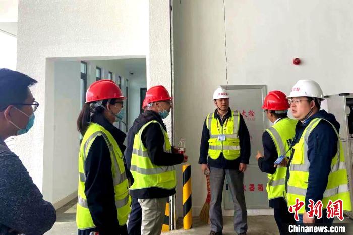 圖為驗收組驗收項目。　旦增旺扎 攝