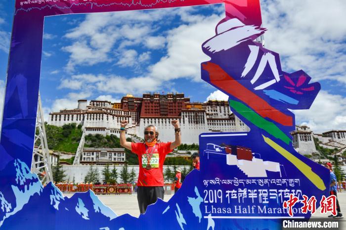 資料圖為2019年8月18日，拉薩舉行半程馬拉松賽。　江飛波 攝